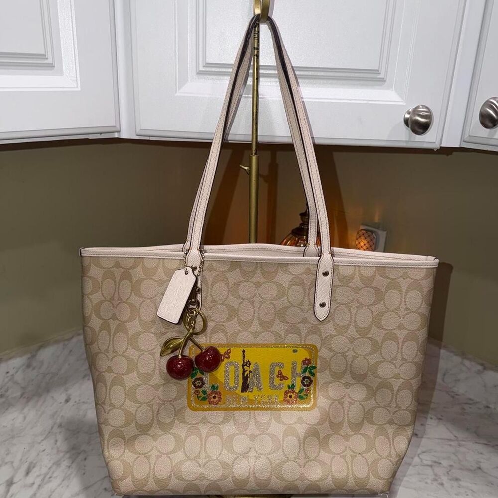 Coach Women's Cream and Tan Bag